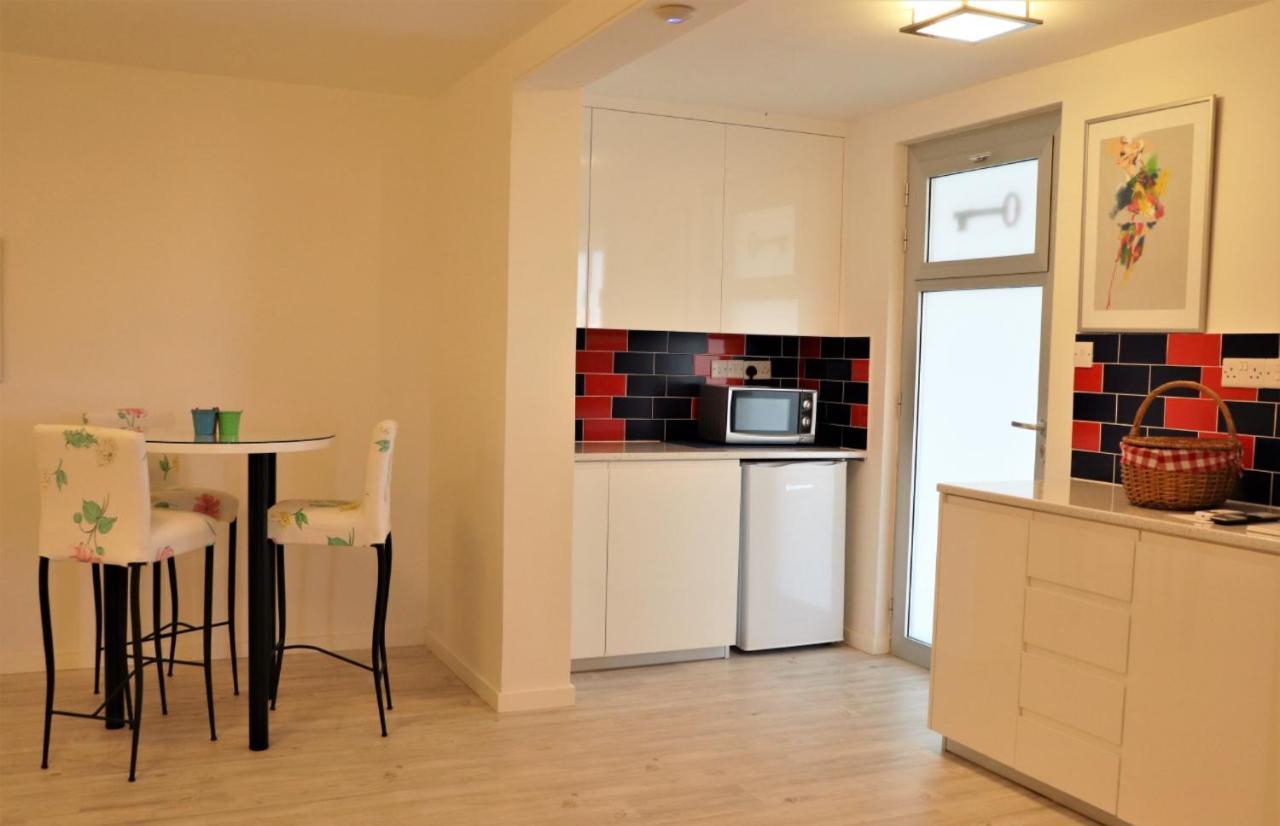 Red Cozy Stay Лимасол Экстерьер фото