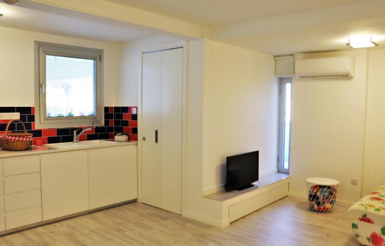 Red Cozy Stay Лимасол Экстерьер фото
